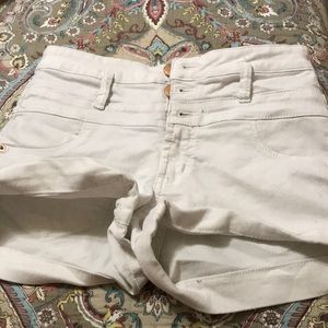 No boundaries high rise shorts